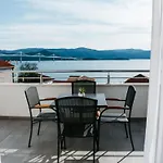 公寓 Gray Mit Blick Auf Wasser By Interhome