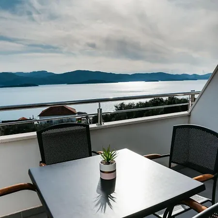 Gray Mit Blick Auf Wasser By Interhome
