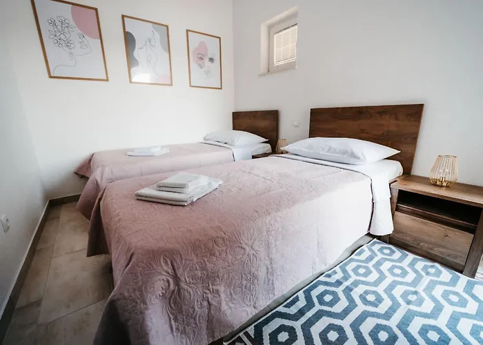 Gray Mit Blick Auf Wasser By Interhome 科马尔纳